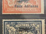 deux timbres différents provenant de France, l'un représentant un avion et l'autre représentant