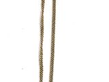 collier en argent avec une chaîne qui y est attachée, posé sur un fond blanc