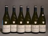 six bouteilles de vin sont alignées sur une table