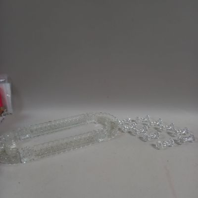 un objet en plastique posé sur une table