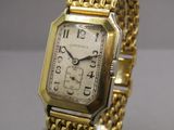 une photo d'une montre Longines montée sur un bracelet en or