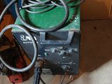 une machine posée sur le sol à côté d'un mur