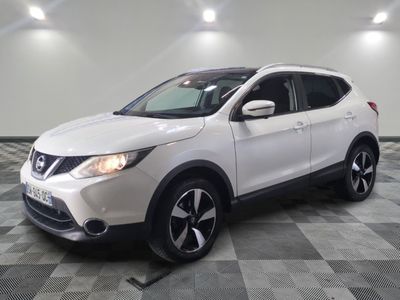 le suv blanc de nissan est garé sur un carrelage en damier