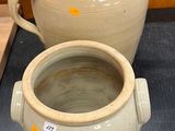deux vases posés sur une table