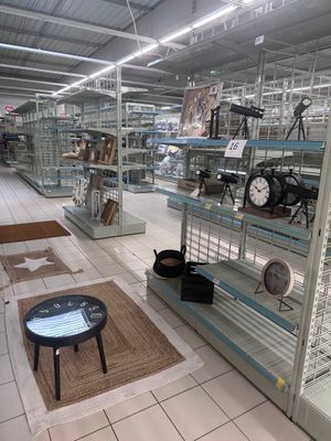 de nombreuses étagères remplies d'horloges et d'autres articles dans le magasin