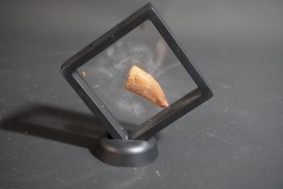 une photo d'un morceau de nourriture dans un verre carré