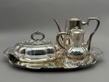 un service en argent ancien comprenant une théière en argent et une assiette en argent avec un couvercle en argent