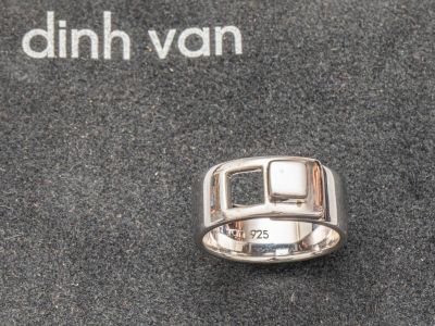 une photo d'une bague exposée