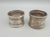 une paire de serviettes en argent