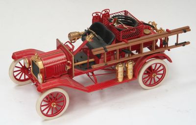 un camion de pompiers miniature avec une auto-pompe à l'arrière