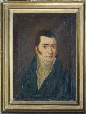 portrait d'un homme vêtu d'un manteau bleu et d'une chemise jaune