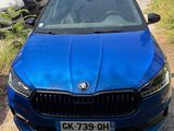 une voiture bleue garée sur le bord de la route