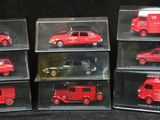 six camions de pompiers rouges dans des boîtes transparentes sur fond noir