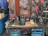 un établi avec de nombreux outils dans un garage