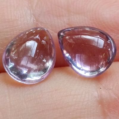 deux morceaux d'améthorate posés sur le doigt d'une personne