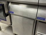 un grand lave-vaisselle en inox posé sur un plan de travail de cuisine