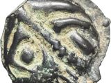 un gros plan d'une pièce de monnaie avec un visage dessus