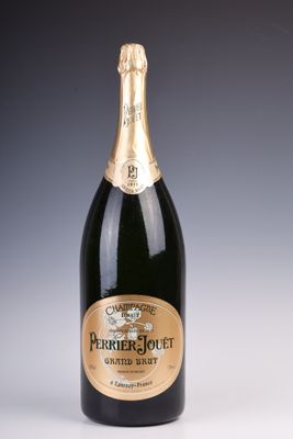 une bouteille de champagne posée sur une table