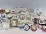 de nombreux types de plats et de bols en porcelaine sur la table