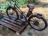 un vélo posé sur une palette dans l'herbe