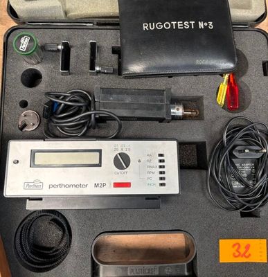 une boîte contenant de nombreux composants électroniques