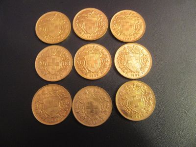 six types différents de pièces d'or sur une surface noire