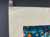 une peinture abstraite sur une feuille de papier accrochée au mur