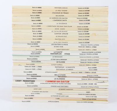 une pile de livres superposés sur une table
