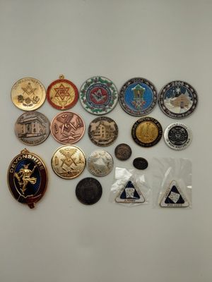 un lot de pièces de monnaie posées sur une table
