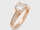 une bague de fiançailles en or rose sertie d'un diamant rond taille brillant
