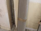 un radiateur situé dans un coin d'une pièce