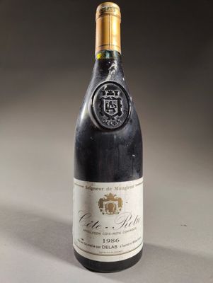 une bouteille de vin posée sur une table