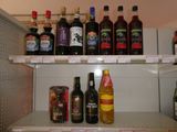 de nombreuses bouteilles d'alcool sur une étagère dans un magasin