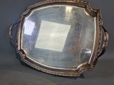 un plateau ancien en argent surmonté d'un miroir
