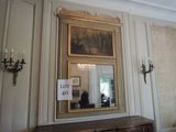 l'image d'un miroir sur le mur d'une pièce