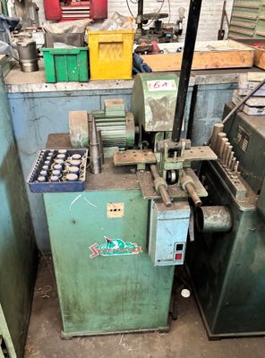 une machine qui se trouve à l'intérieur d'un bâtiment