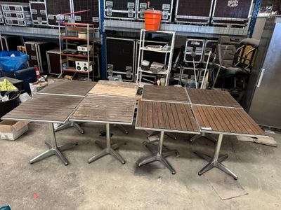 trois tables placées au milieu d'une pièce