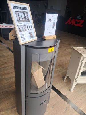 un poêle exposé dans une pièce