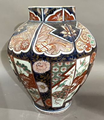 un vase posé sur une table dans une pièce