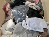 une boîte en carton remplie de vêtements et d'autres objets