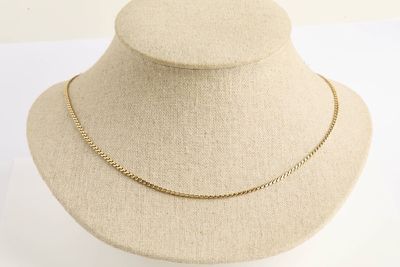 gros plan d'un mannequin portant un collier