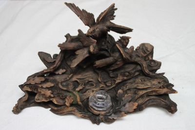 une statue représentant deux oiseaux perchés sur une branche d'arbre