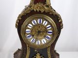 une horloge posée sur une surface blanche