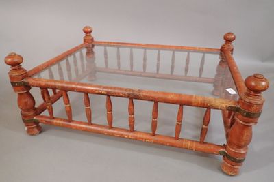 Table basse en bois teinté rouge, façon bambou à barreaux, l…