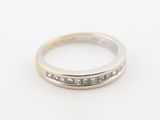 gros plan d'une bague en diamant sur une surface blanche