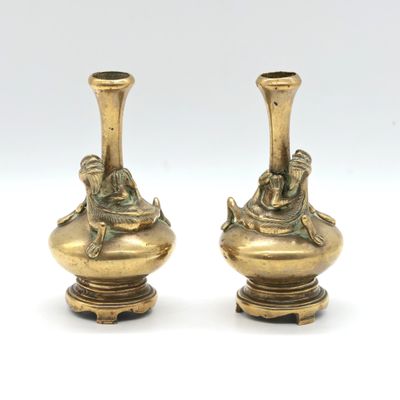 Paire de vases soliflores en alliage cuivreux à décor de dra…