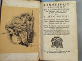 un livre sur lequel figure la photo d'un homme tenant une pancarte