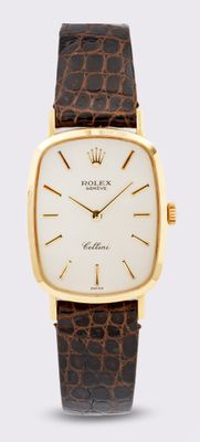 un gros plan d'une montre au cadran blanc et au bracelet en cuir marron