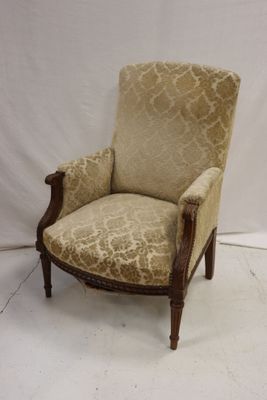 Fauteuil bergère en bois naturel de style Louis XVI.