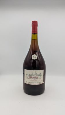 une bouteille de vin posée sur une table